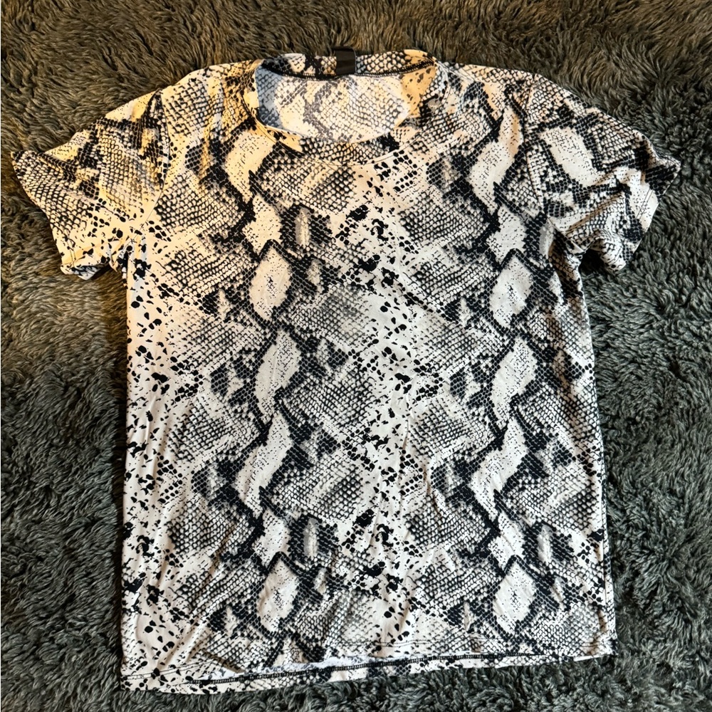 Windsor size not listed on shirt black silver and white snake pattern